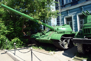 Tanques y armamento en una calle de Irkutsk