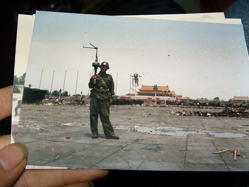 一九八九年六月五号一个未名战十在天安门广场拿着机枪留影。