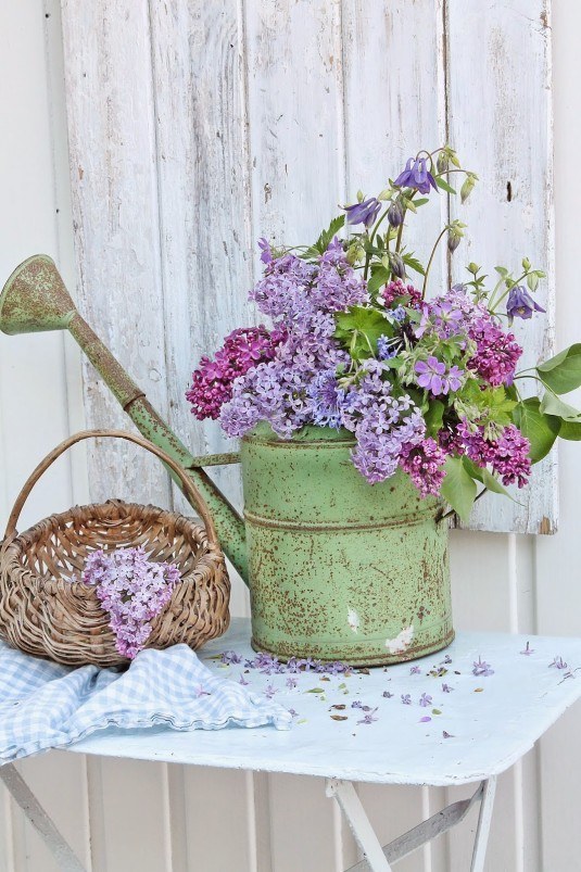 A watering can with flowers can add vintage touches to your interior