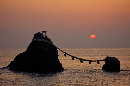 ocean sea japan sunrise rocks sony futami 日の出 weddedrocks 二見 夫婦岩 apsc 標縄 nex7 sel18200 gettyimagesjapan12q2 ©jakejung
