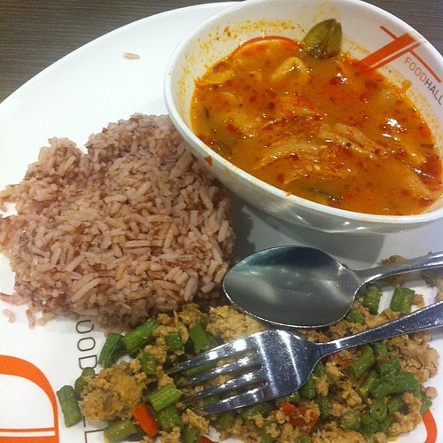 Brown rice and Red curry, chiken #dinner #Thailand