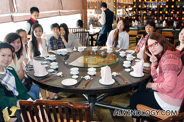 Group photo of the five bloggers with their mothers at Min Reng Restaurant