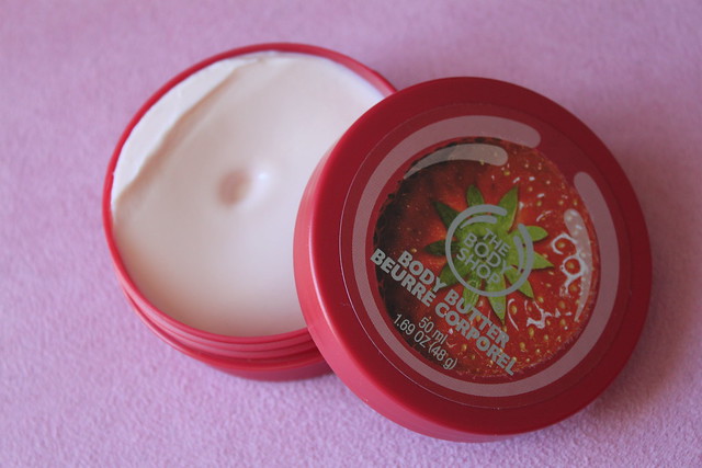Body shop butter strawberry australian beauty review ausbeatuyreview blog blogger aussie moisturizer moistruise skin soft scent fruity honest product (2)