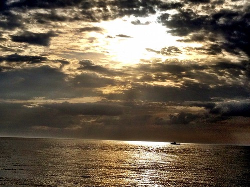 beach sunrise boat plymouth sunthroughclouds manomet