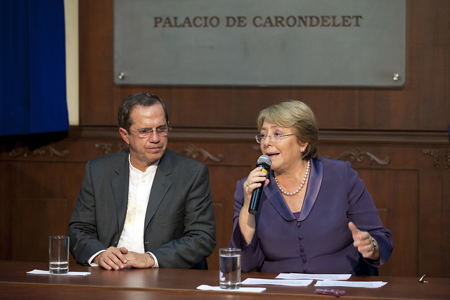 Michelle Bachelet da una rueda de prensa en el Salón Azul de Presidencia