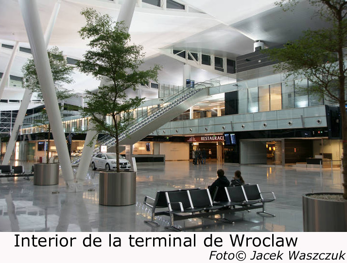 Interior aeropuerto de Wroclaw