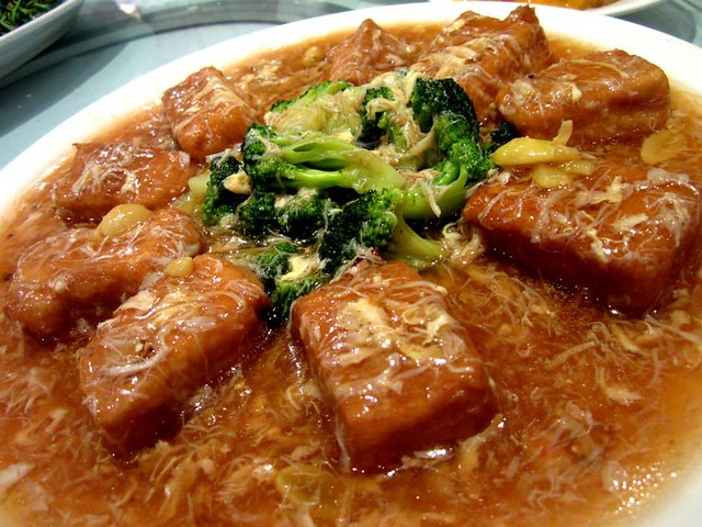 Tofu with egg gravy