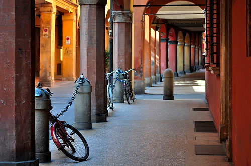 street city light shadow red italy orange brown color colors yellow grey nikon columns bikes arches bologna citycenter portico emiliaromagna reddishbrown viaborgonuovo nikond5000