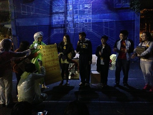 東大學生帶動現場唱反服貿之歌。攝影：李昀。