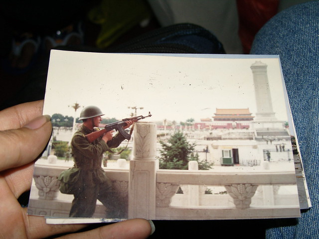一九八九年六月五号一个不知名战士在天安门广场的行为艺术。