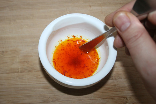 31 - Safran in warmen Wasser auflösen / Dissolve saffron in warm water