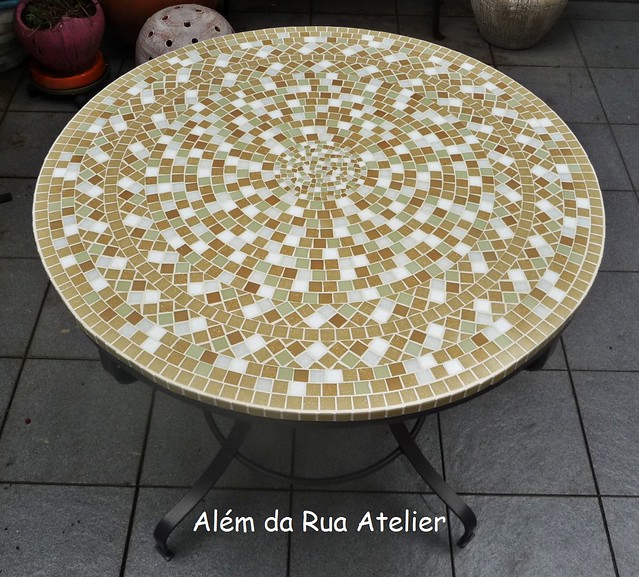 Mesa de mosaico com pé de ferro