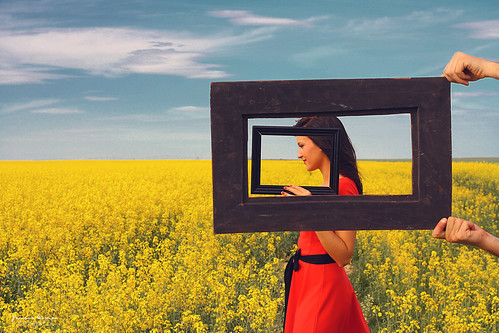 flowers woman naturaleza flores nature girl beautiful field yellow canon painting eos 50mm mujer rojo chica amarillo frame campo marco f18 pinup pintura redyellow milde yavanna 1000d yavannawarman