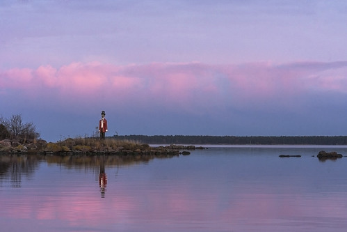 sea seascape reflection landscape evening bay sweden landmark swedish balticsea småland pinksky archipelago redman påskallavik sculptureonisland rödagubben