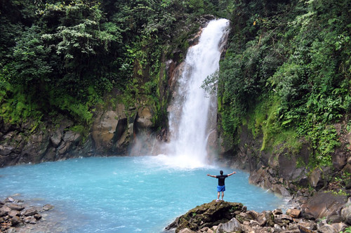 El río Celeste fue uno de los lugares más bonitos que pudimos disfrutar en Costa Rica, ... cascadas de ensueño, el color del agua, el entorno, la naturaleza, el volcán Tenorio al fondo ...