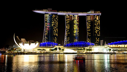 night marina hotel bay singapore sands merlion