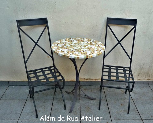 Mesa de mosaico e cadeiras de ferro