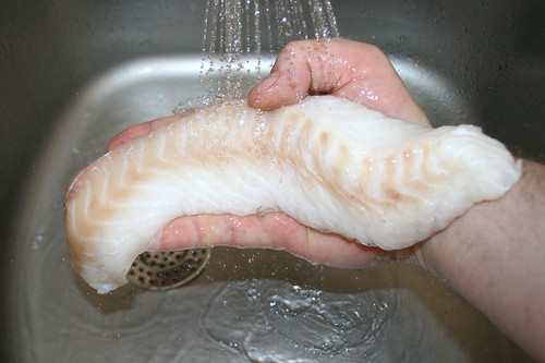 10 - Kabeljau waschen / Wash cod fish