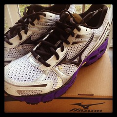 Look what just arrived from my friends @MizunoRunning. Absolutely love the color combo! #runchat #fitfluential