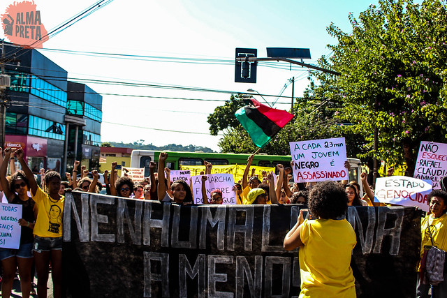 Cerca de 300 pessoas, em maioria mulheres negras, acompanharam a marcha. - Créditos: Fotos: Pedro Borges e Solon Neto