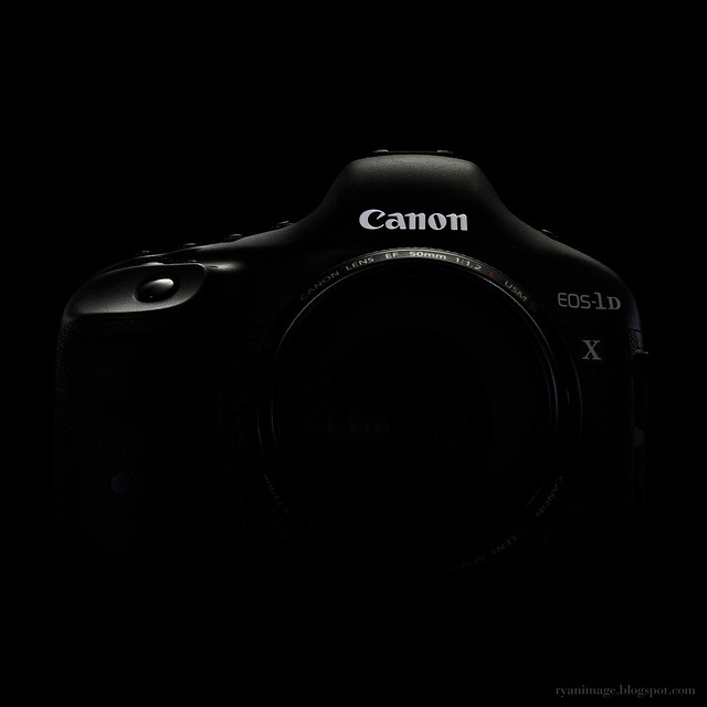 Canon EOS-1D X Self-made Wallpaper (2) - 2048x2048 high contrast ver. [1.6 : 1]