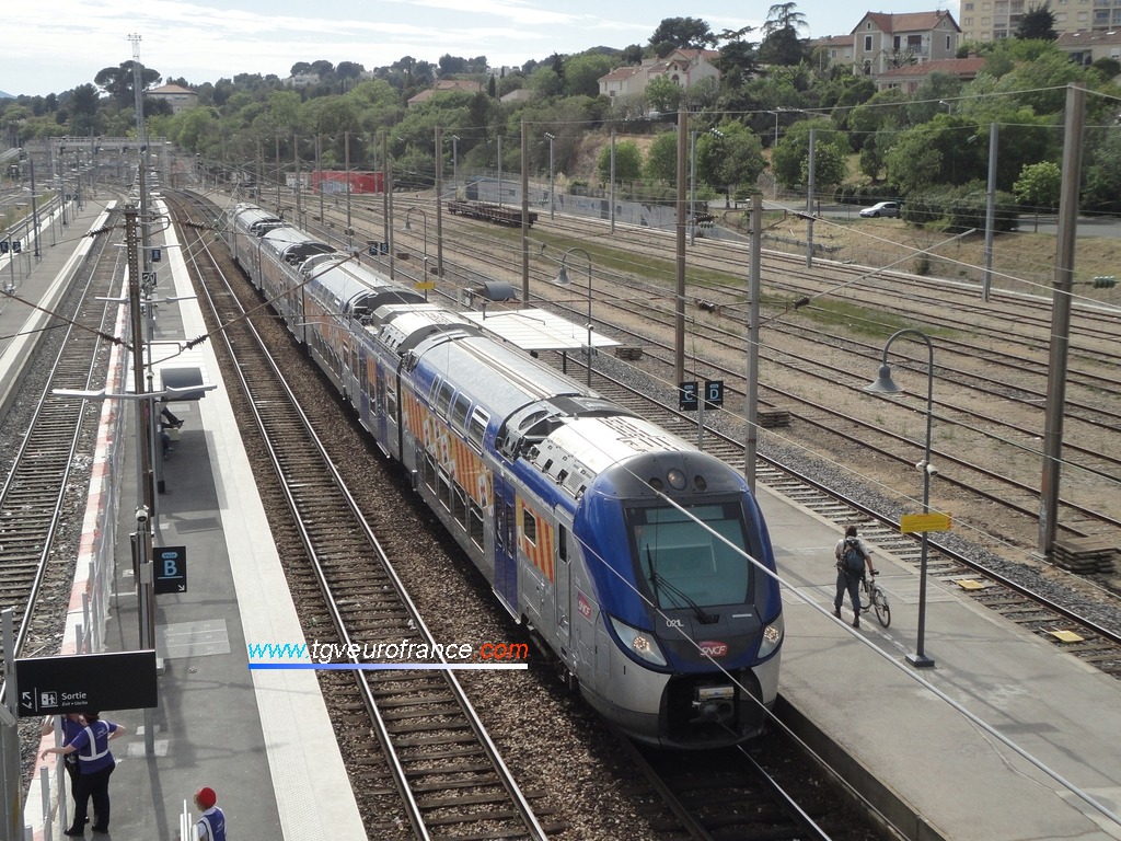 Un Regio 2N (rame 021L aux couleurs de la Région PACA) en gare d'Aubagne le 6 mai 2016