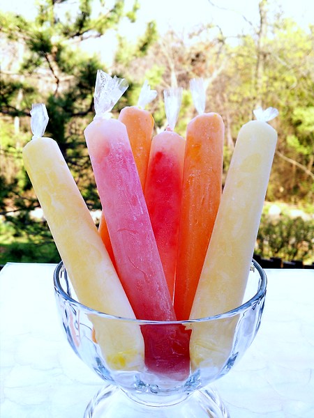From yogurt treats to frozen fruit to ice cream, a slushie, or popsicle, click on one of the 25 frozen treats links, to get these easy recipes to make for your next day in the outdoors. 25 Frozen Treats for Eating Outdoors on a Hot Day via @tipsaholic #frozen #frozentreats #summer #summerfamilyactivities