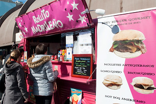 El "Rollito Madrileño" con su emblemática "food truck".