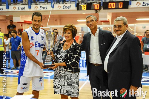 Massimo Bulleri Liliana Pentassuglia Nando Marino Luigi Bagnato premiazione New Basket Brindisi prima classificata III Memorial Pentassuglia