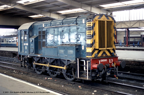 train diesel leeds railway britishrail westyorkshire sunter class08 08590