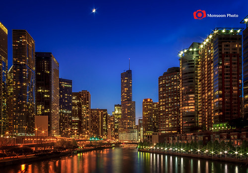 sunset usa moon chicago reflection skyline america canon midwest dusk central bluehour chicagoriver goldenhour gettyimages chicagoskyline canon60d swapanjha