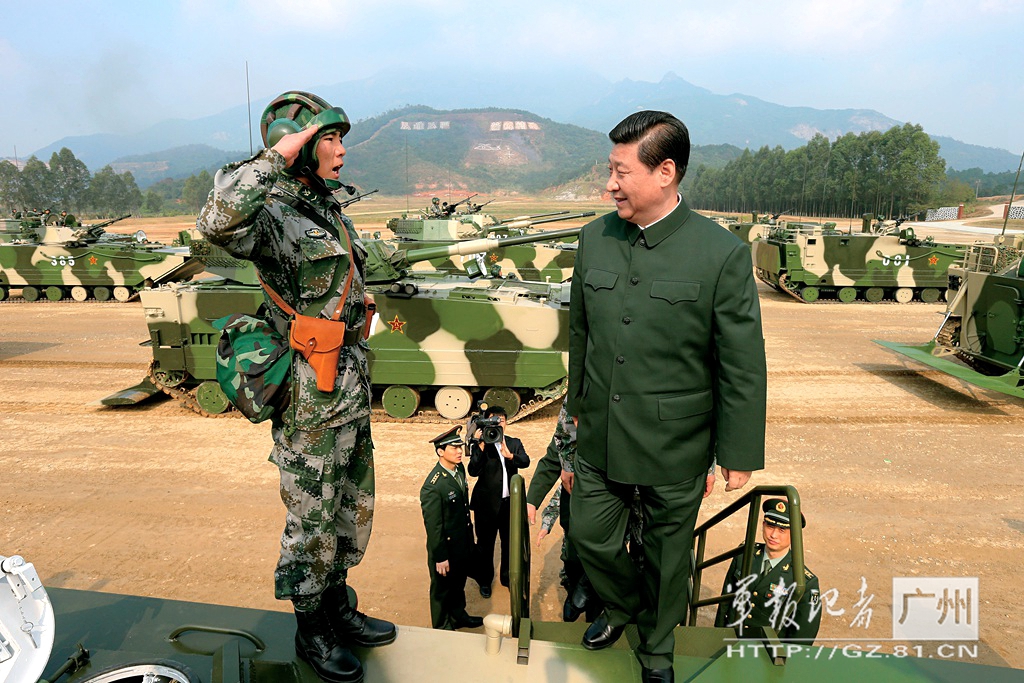 2012年12月10日，中共中央总书记、中共中央军委主席习近平在广州军区某部训练场，登上两栖突击车了解装备情况。