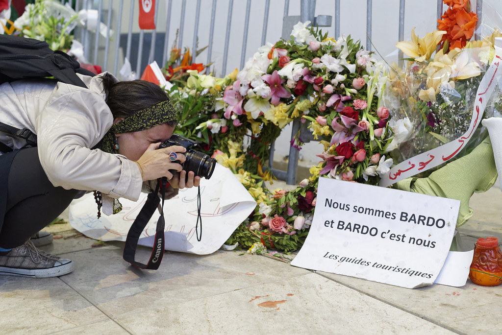 槍擊發生地點巴杜博物館門口，兩側擺滿了弔念花圈與標語。世界社會論壇的開幕音樂會是博物館在該事件發生後首次對外開放。（攝影：林佳禾）