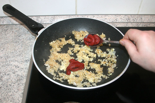 29 - Tomatenmark hinzufügen / Add tomato puree
