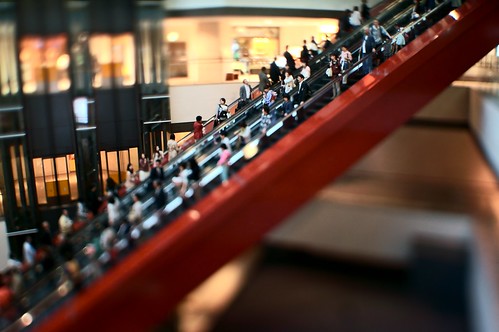 red japan mall square photography tokyo sony escalator queen diagonal yokohama 365 kanagawa 横浜 takashi ビル nex 赤 kitajima クイーンズ エスカレータ スクエア turntable00000 対角線