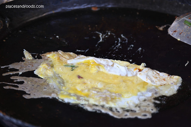 muar oyster omelette cooking