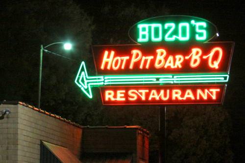 hot sign night restaurant neon tn tennessee mason pit bozo barbq tiptoncounty bozos us70 us79 tn1 bmok bmok2