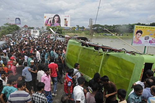 Cinco muertos y 19 desaparecidos en estrepitoso accidente de bus en Bangladesh