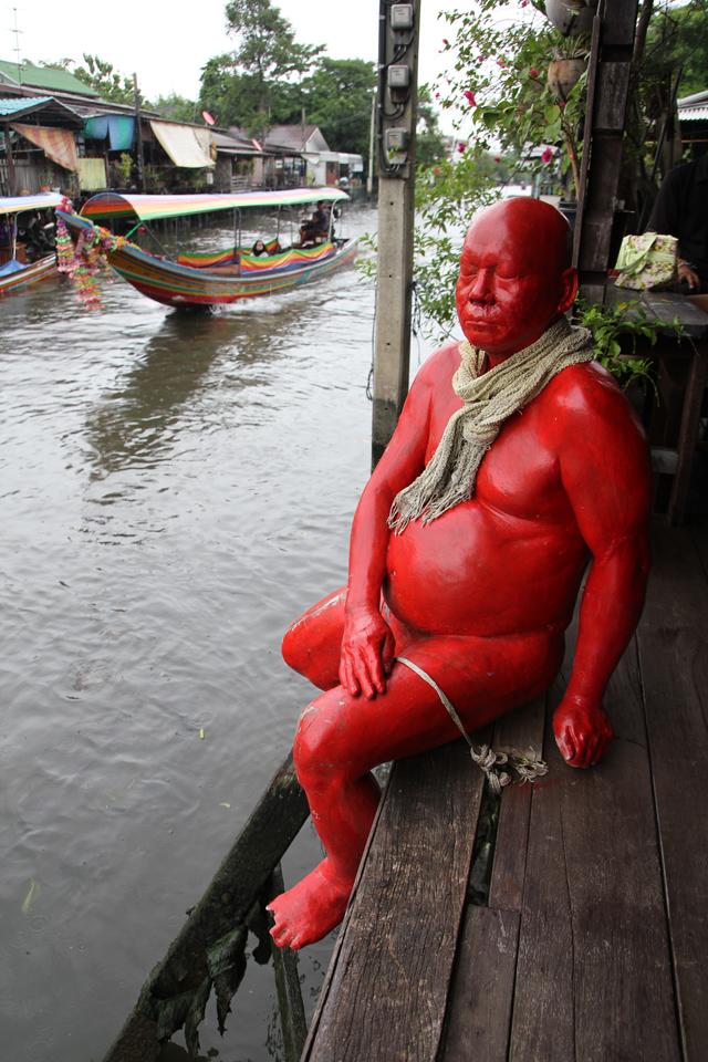 Red statue at Baan Silapin (บ้านศิลปิน)