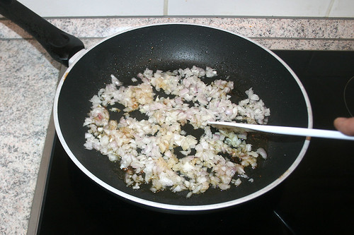 26 - Zwiebeln im Bratenfett andünsten / Braise onions in drippings