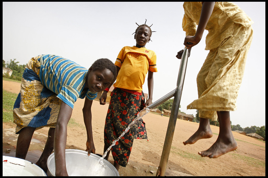 Jovens órfãos recolhem água de um poço na República Centro-Africana. Foto: Cordaid/PNUD