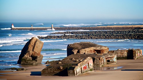 ocean lighthouse beach waves bunker vagues plage phare blockhaus graffitis capbreton