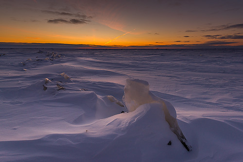 winter sunset snow canada abstract ice landscape freezing manitoba lakewinnipeg {vision}:{sky}=099 {vision}:{clouds}=099 {vision}:{outdoor}=0909 {vision}:{ocean}=0844 {vision}:{sunset}=0949