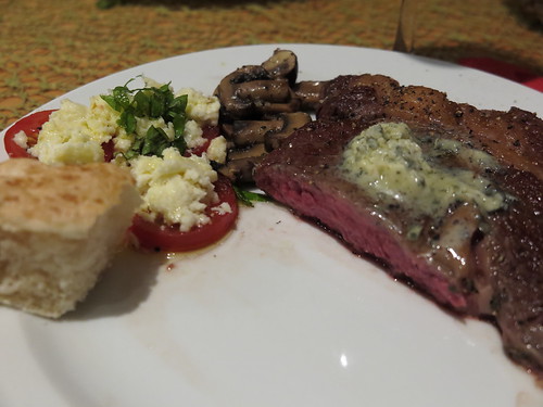 Galloway Rib Eye Steak mit Salbeibutter, geschmorten Champignons, Mozzarella-Tomaten und frisch gebackenem Weißbrot
