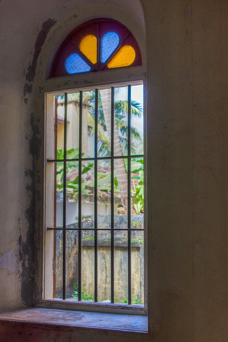 shadow sunlight india church window kerala catholicchurch kochi colouredglass windowbars fortkochi fortcochin santacruzbasilica tamronaf28300mmf3563xrdildasphericalif viewofoutdoors