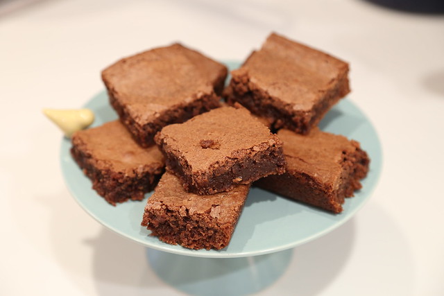 What is a simple recipe for brownie birthday cake?