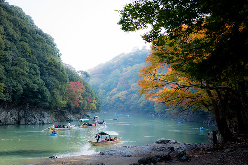 japan river boat kyoto arashiyama 京都 紅葉 嵐山 船 川 colouredleaves kyotoprefecture nikond5200 sigma1835mmf18dchsm