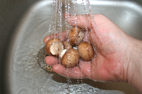 27 - Champignons abbrausen / Wash mushrooms