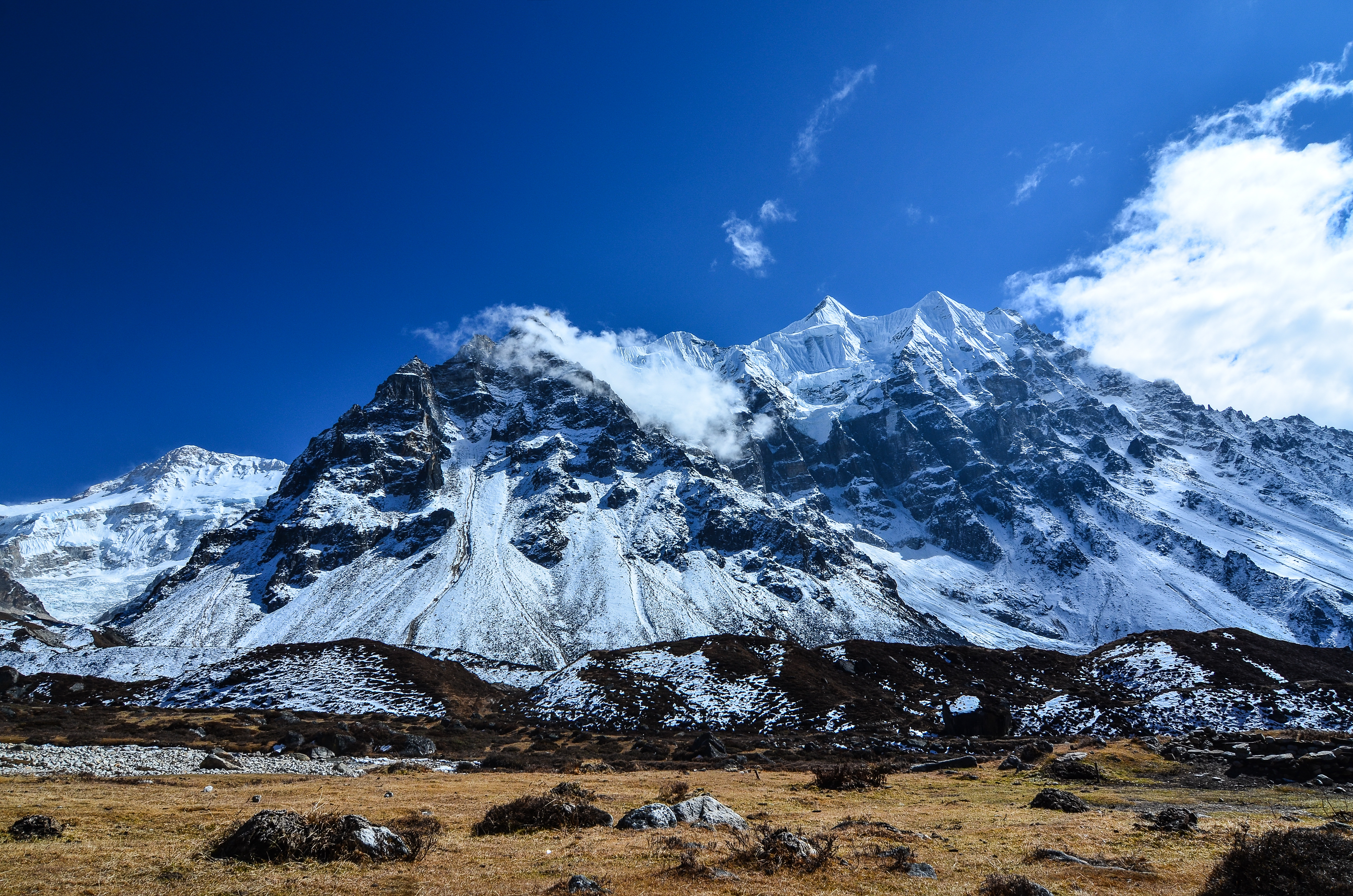 Высокие горы индии. Горы Гималаи гора Канченджанга. Канченджанга Гималаи Непал. Горный массив Канченджанга.