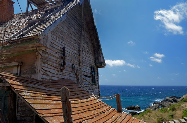 Casa de madera junto al mar